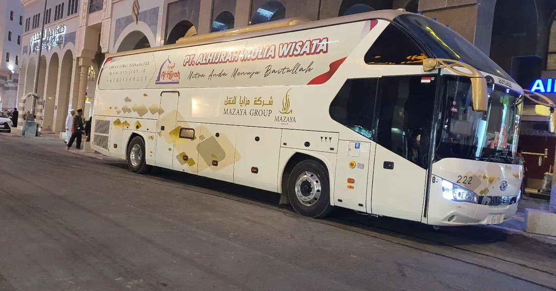 Bus rombongan bertuliskan PT Al Hijrah Mulia Wisata - Mitra Anda Menuju Baitullah